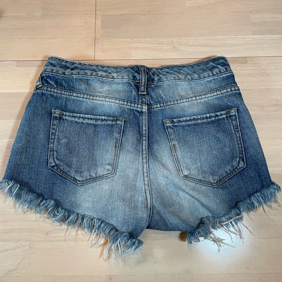☀️ EUC Mossimo Distressed High Rise Jean Shorts Size 2/26 - Picture 2 of 7